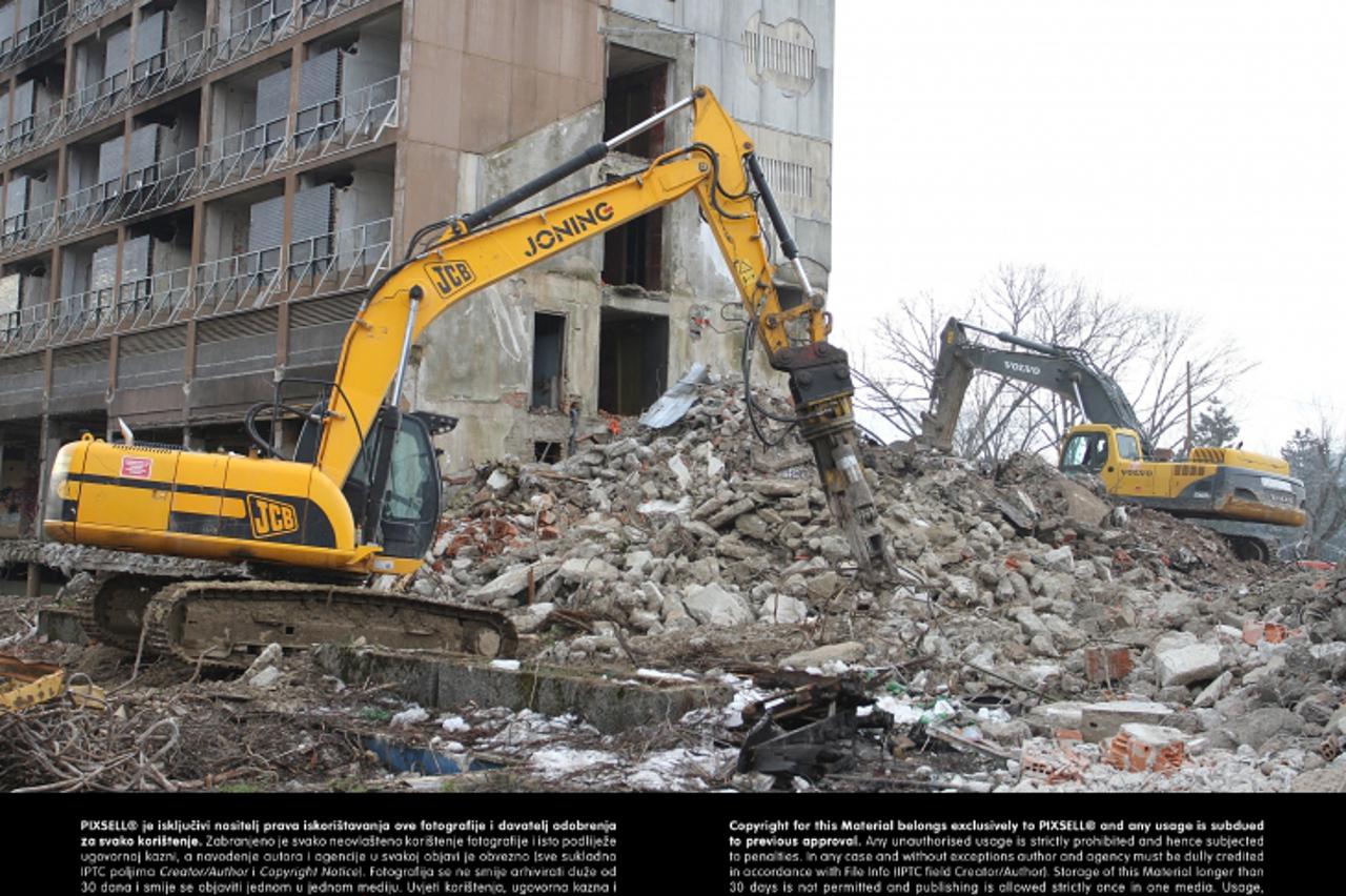 '05.02.2013. Karlovac - Rusenje starog hotela Korana koji je kupio poduzetnik Nikola hanzel. Na mjestu starog gradit ce novi hotel. Photo: Kristina Stedul Fabac/PIXSELL'