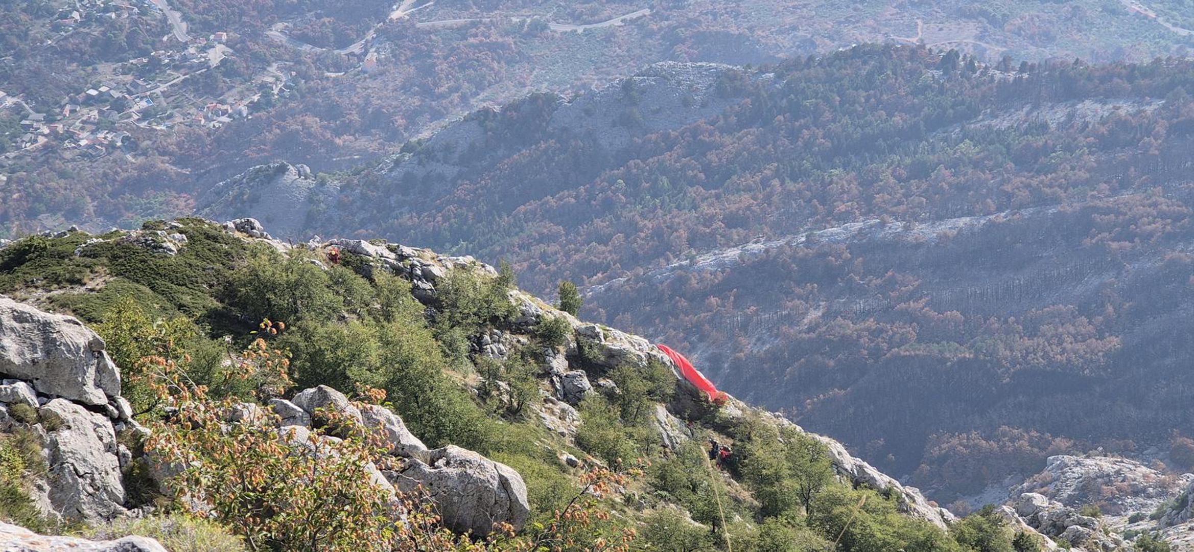 Paraglajder je pao u teško pristupačan teren, a na dojavu je odmah izašla zemaljska ekipa spasilaca koja je stigla do unesrećenog pilota.