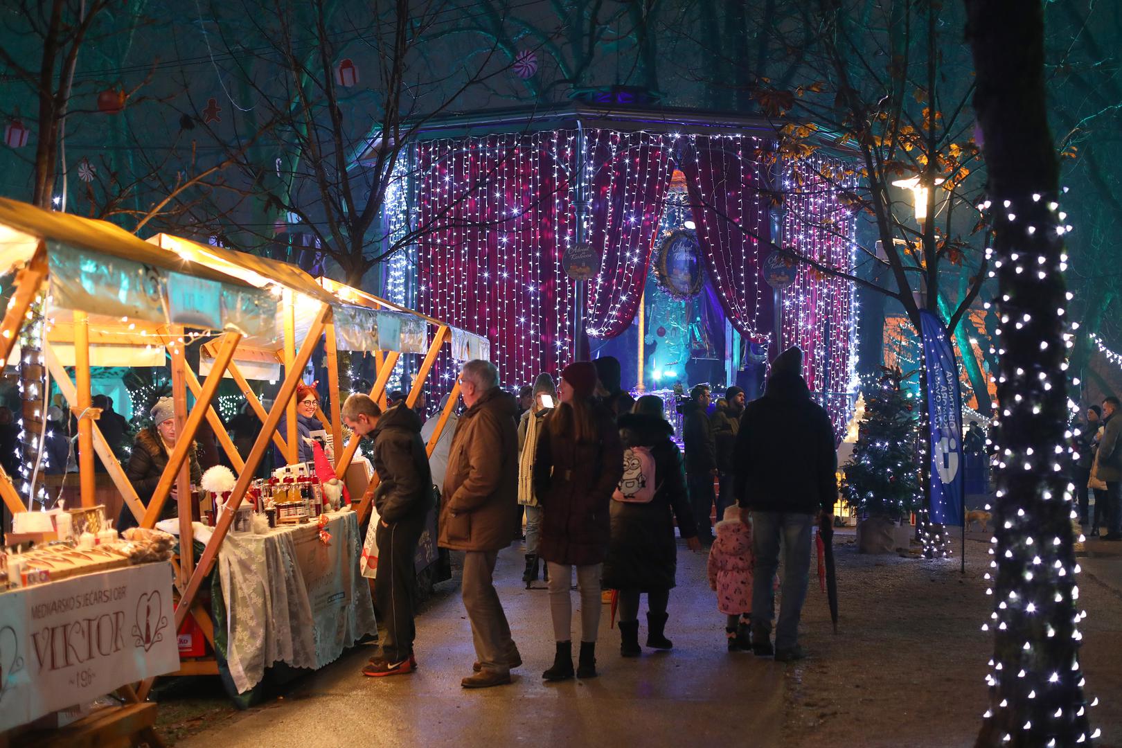 16.12.2022., Karlovac - Svecano otvorenje manifestacije Advent u Karlovcu. Osim bogate ugostiteljske i zabavne ponude po prvi puta posjetitelji ce u sklopu Adventa moci uzivati na klizalistu i sanjkalistu. Photo: Kristina Stedul Fabac/PIXSELL