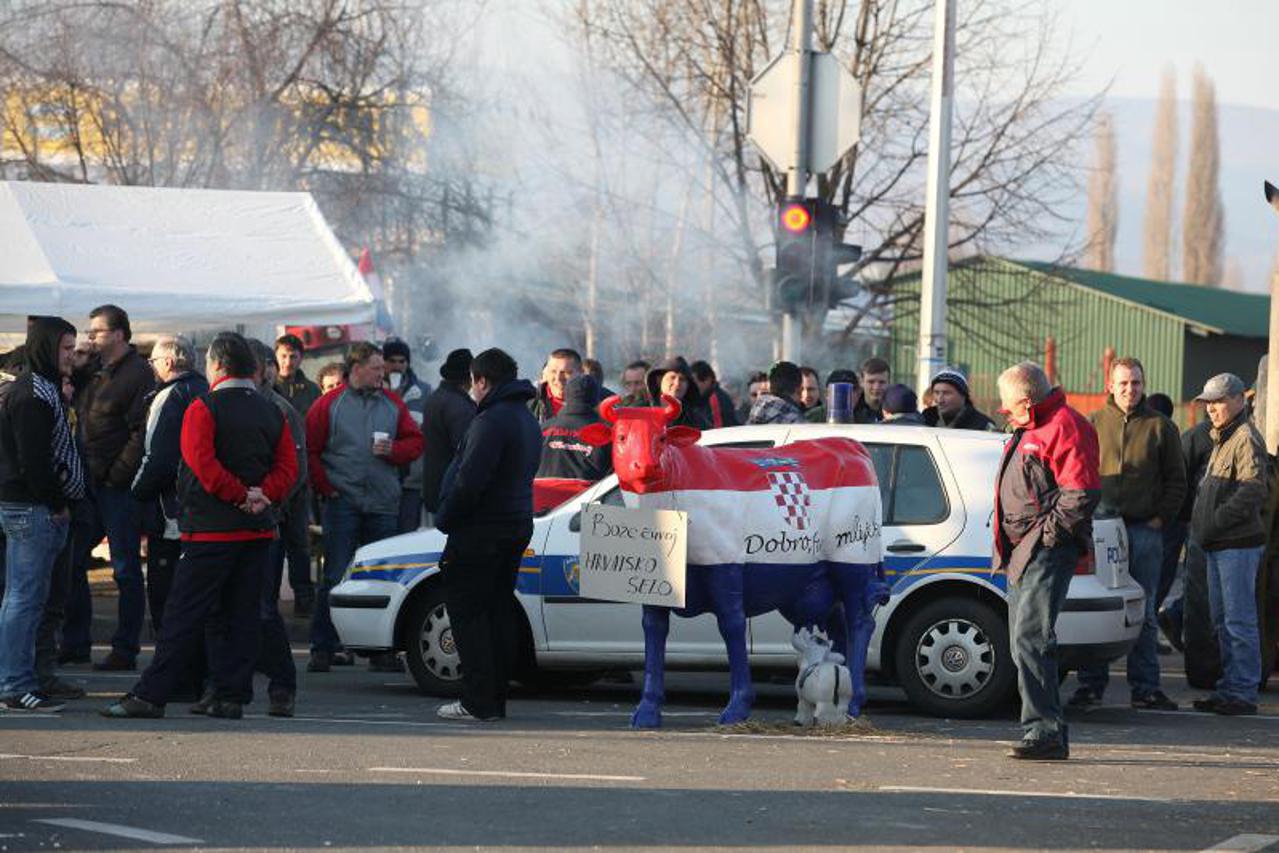 Mljekari potpuno blokirali Slavonsku aveniju  (1)