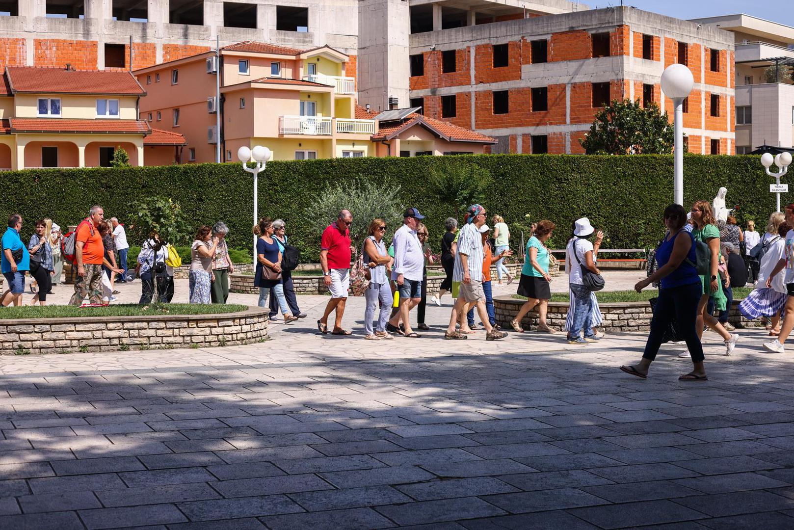 24.06.2023 Medjugorje, Bosna i Hercegovina - Hodocasnici iz cijeloga svijeta pristizu u Medjugorje kako bi nazocili 42. godisnjici Gospinog ukazanja. Photo: Denis Kapetanovic/PIXSELL