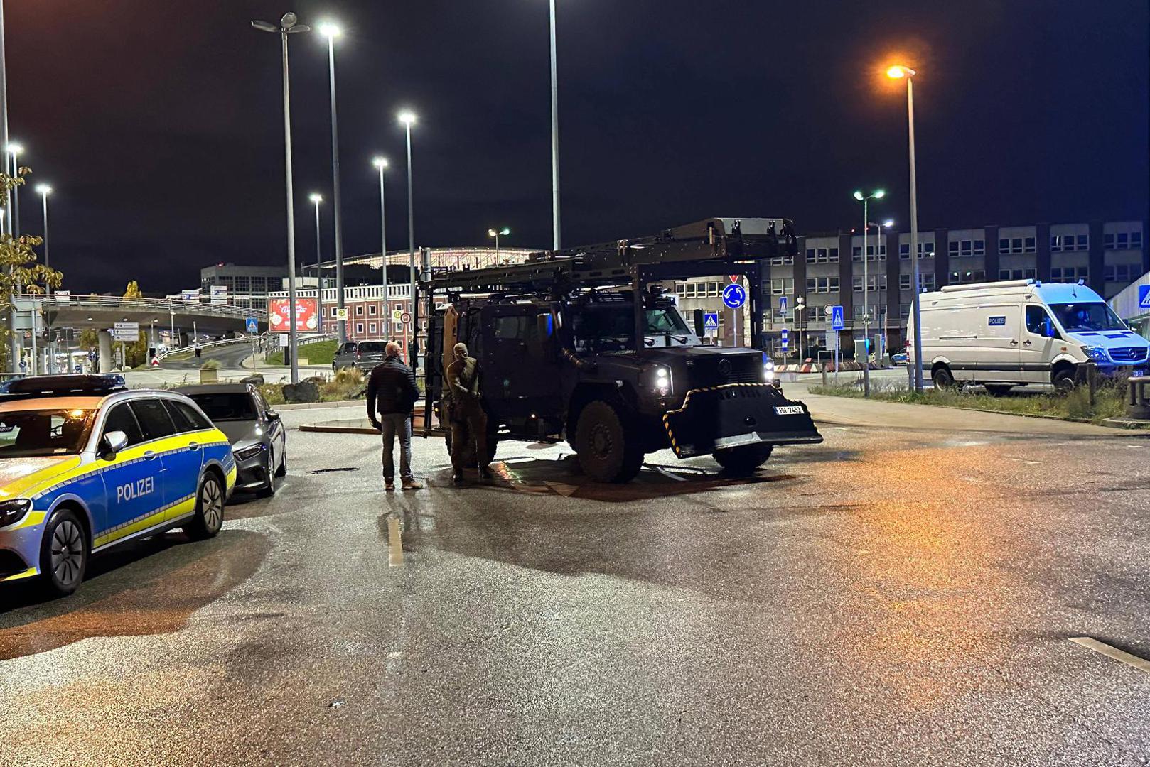 Heute Abend um kurz nach 20 Uhr hat ein Auto ein Tor zum Sicherheitsbereich des Hamburger Flughafens durchbrochen. In dem Auto sollen sich ein Mann und zwei Kinder befinden. Der Mann ist bewaffnet und hat die Waffe auch benutzt, bzw. Schüsse abgegeben. Die Schüsse gingen wohl in die Luft. Laut Bundespolizei soll es sich um eine Kindesentziehung handeln. Die Polizei Hamburg und die Bundespolizei sind mit einem Großaufgebot und Spezialkräften im Einsatz. Der Flughafen Hamburg ist zur Zeit gesperrt, die Terminals wurden evakuiert. Stand 22.37 Uhr Hamburg, der 04.11.2023 Auto rast durch Tor am Hamburger Flughafen - Schüsse auf Vorfeld, Hamburg-Fuhlsbüttel Hamburg Deutschland Hamburg Airport Helmut-Schmidt- *** Shortly after 8 p.m. this Photo: IMAGO/Lenthe-Medien/Schmid/IMAGOSTOCK&PEOPLE