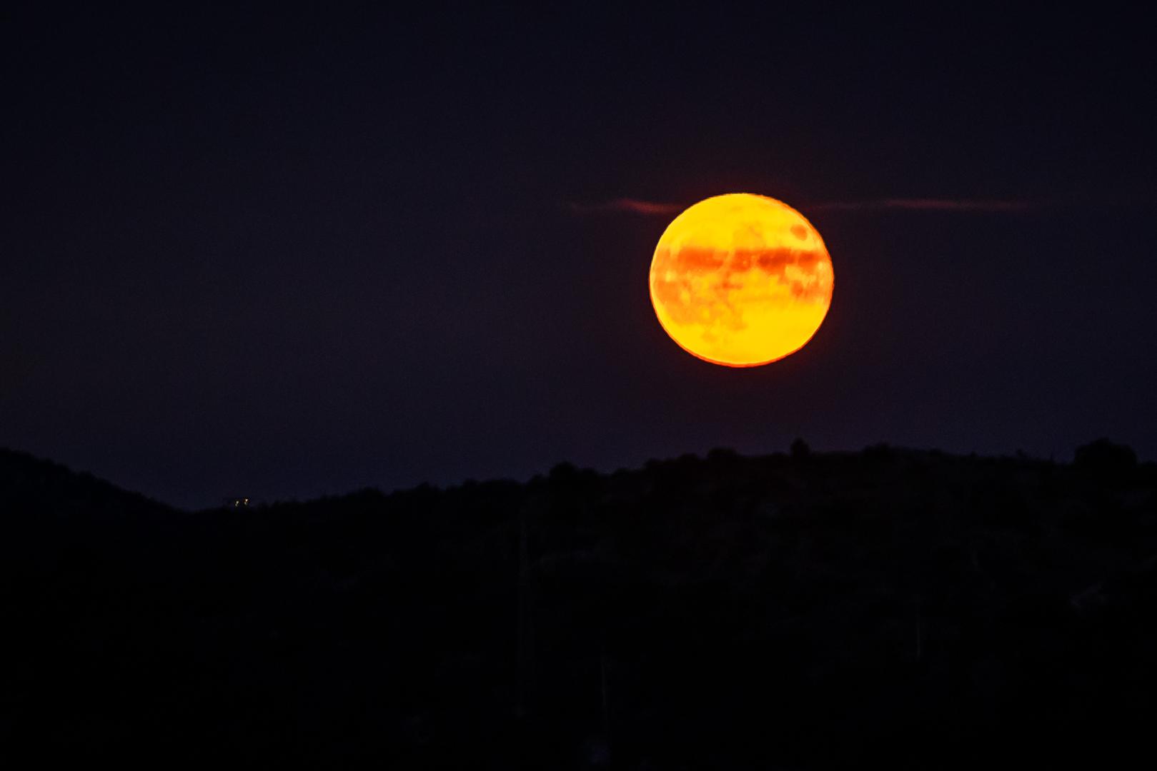 Spektakularan prizor pojavio se večeras na nebu iznad Hrvatske. 