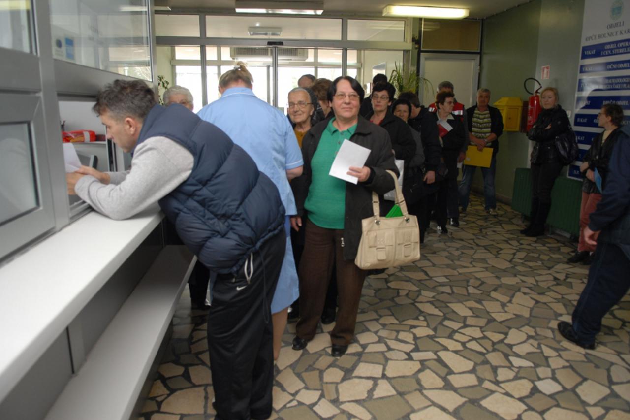 'karlovac opca bolnica karlovac, narucivanje za preglede u bolnici, pacijenti na centralnom salteru,230310 Photo: Kristina Stedul Fabac/PIXSELL'