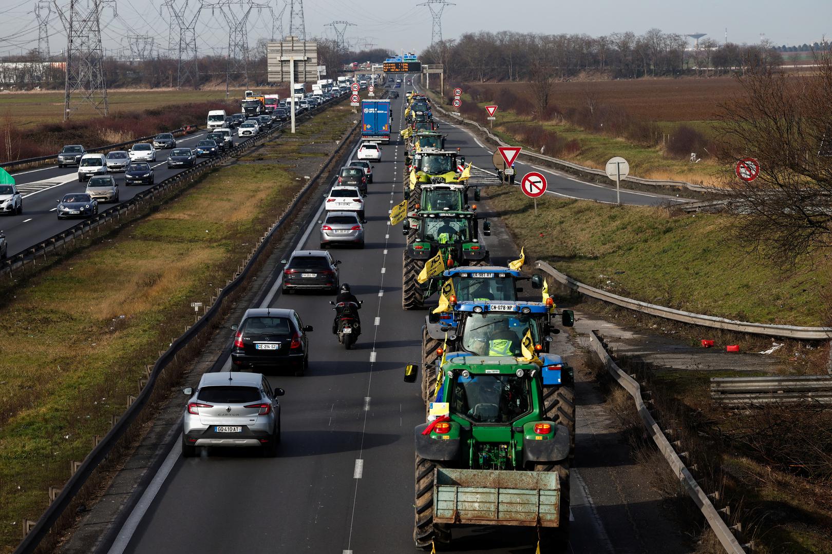 Dodao je da je predsjednik Emmanuel Macron dao upute za sigurnosnu operaciju kako bi se osiguralo da zračna luka Roissy-Charles de Gaulle na sjeveru i Orly na jugu ostanu otvorene, a međunarodna veleprodajna tržnica hrane Rungis južno od Pariza nastavi s radom.