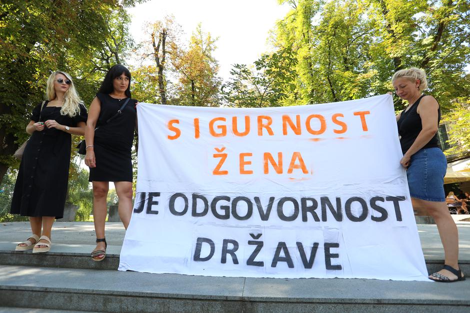 Karlovac: Ženske organizacije i inicijative organizirale su javnu akciju "Sigurnost žena je odgovornost države"