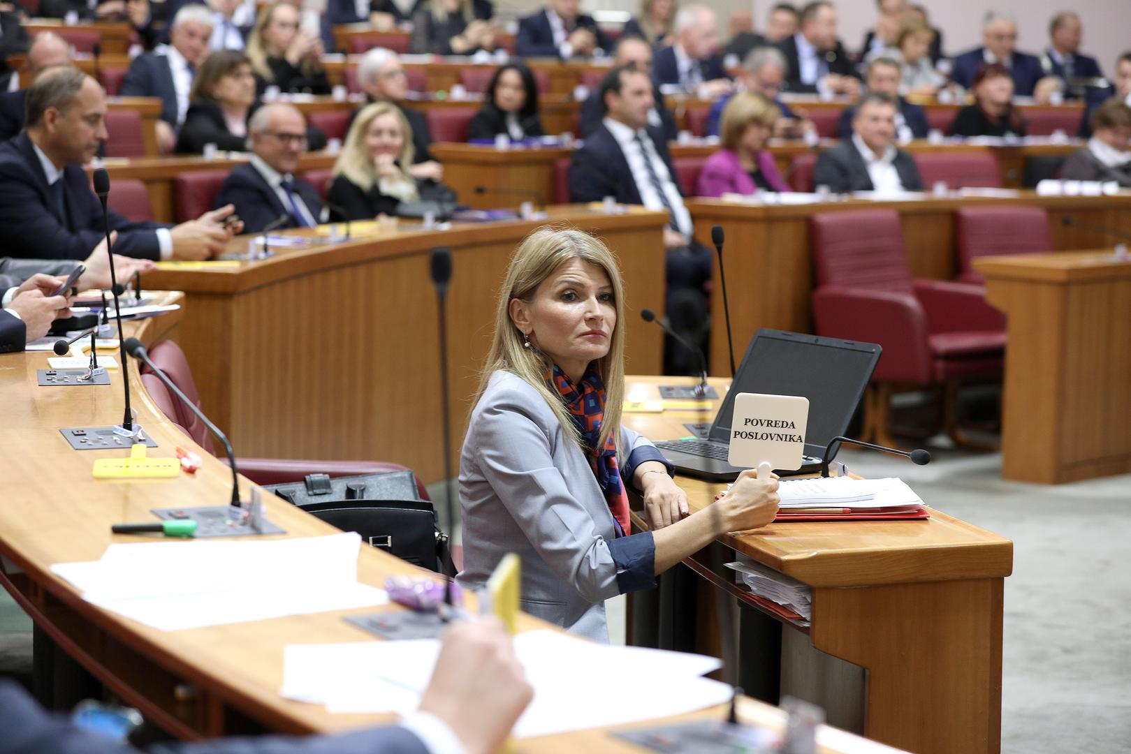 24.10.2023., Zagreb - Premijer Andrej Plenkovic dosao je u Sabor i u nastavku sjednice podnosi godisnje izvjesce Vlade Republike Hrvatske.  Zastupnici lupanjem iskazuju nezadovoljstvo. Photo: Patrik Macek/PIXSELL