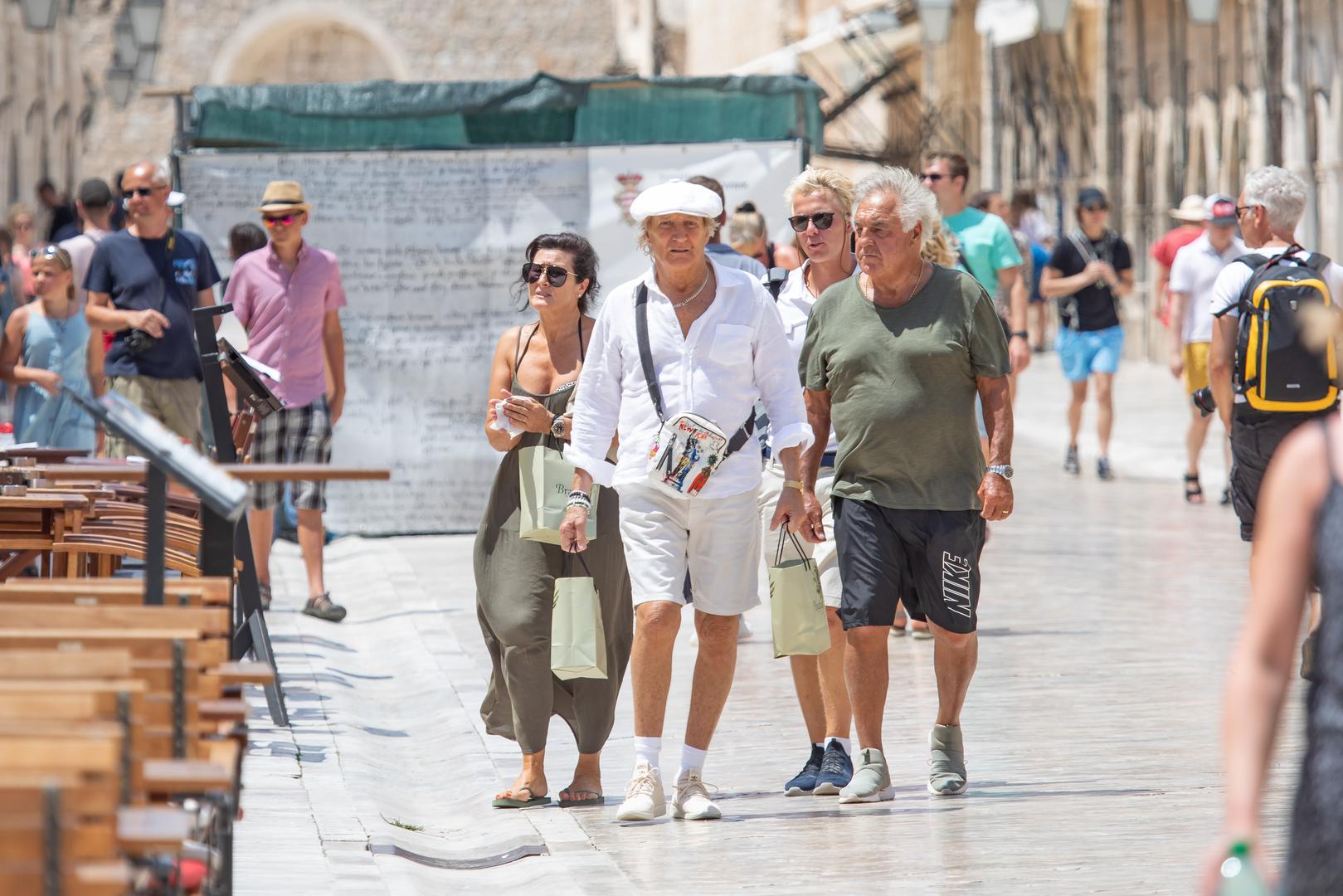 Stradun ovih dana nije krcat turistima kao i inače u ovo doba ljetne sezone, ali u centru Dubrovnika i u ovo vrijeme pandemije koronavirusa srećemo svjetski poznate osobe.