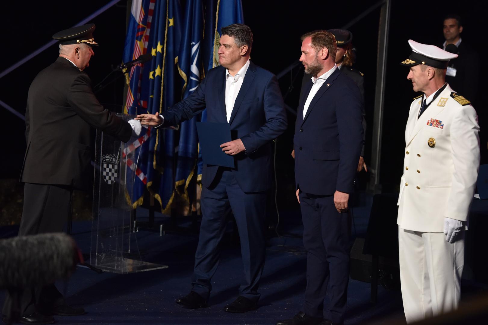 04.08.2020., Knin - Predsjednik RH Zoran Milanovic na kninskoj tvrdjavi odlikovao generale iz Vojno-redarstvene akcije Oluja. Mario Banozic, Robrert Hranj.
Photo: Hrvoje Jelavic/PIXSELL