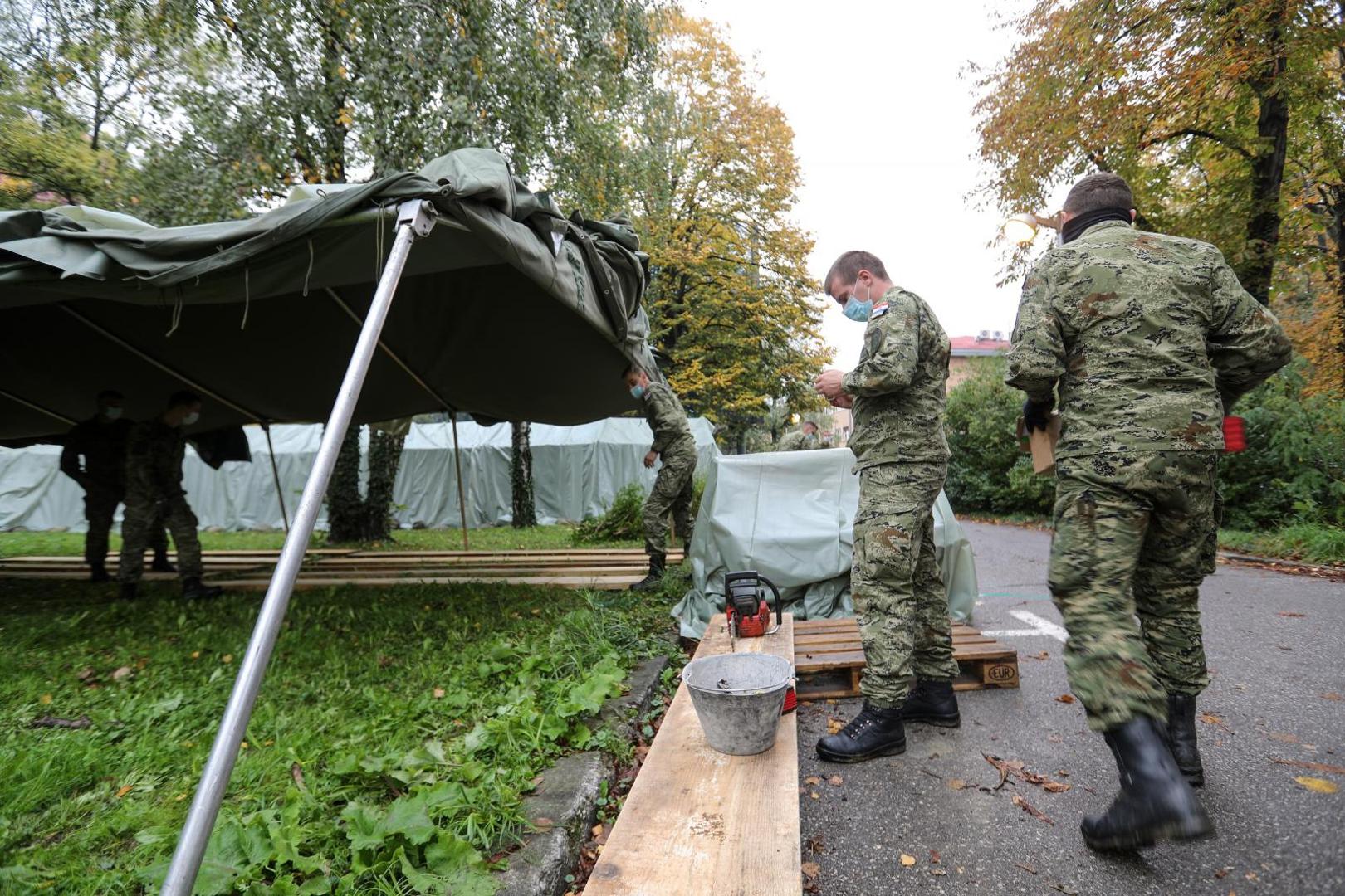 28.10.2020., Zagreb - Hrvatska vojska postavlja sator ispred Medicinskog fakulteta u cilju pruzanja pomoci lokalnoj zajednici i institucijama civilnog drustva u borbi protiv suzbijanja koronavirusa. Satori ce se koristiti za potrebe boravka i prehrane studenata. Photo: Robert Anic/PIXSELL