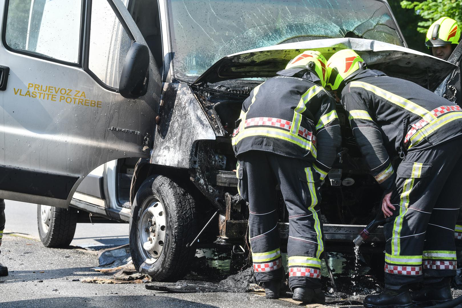 Vozilo kombija eksplodiralo je u srijedu u zagrebačkoj Hondlovoj ulici. Nitko, srećom, nije ozlijeđen u eksploziji. Vatrogasci su brzo reagirali te je vatra brzo ugašena