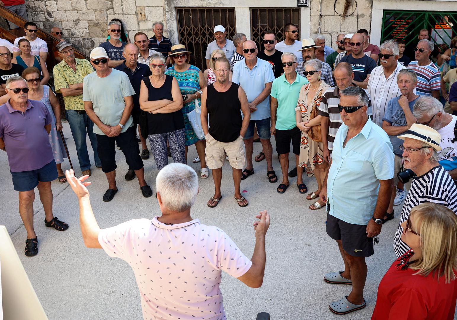 04.09.2024.,Kastel Luksic - Centar mjesta njihov trg takozvano Brce dobilo je novi sjaj i to betonski proti svega se mjestani obliznjih kamenih kuca bune. Mjestani moraju zvat konzervatore za svaku promjenu na vlastitoj kuci a onda im drzava unisti okucnicu. Photo: Ivana Ivanovic/PIXSELL