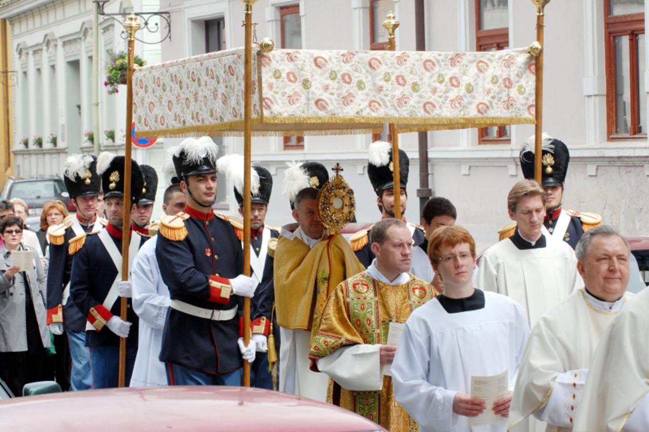 '03.06.2010., Pavlinksa ulica, Varazdin - Varazdinski biskup Josip Mrzljak predvodio je svecanu Tijelovsku procesiju Photo: Marko Jurinec/PIXSELL'