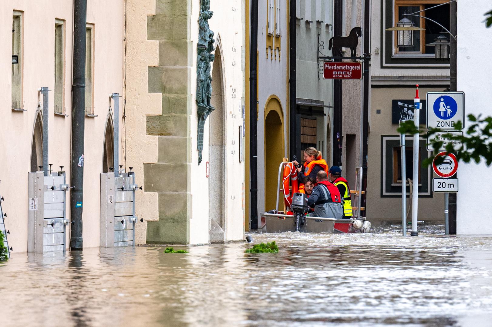 Passau je poznat kao grad triju rijeka. Smješten je na rijeci Dunavu te ušću rijeka Inna i Ilza. Ima oko 50.000 stanovnika. Gradske vlasti su zbog poplava zaustavile motorizirani promet i ispraznile podzemna parkirališta. Na fotografijama se vidi kako je cijeli središnji dio grada pod vodom. 