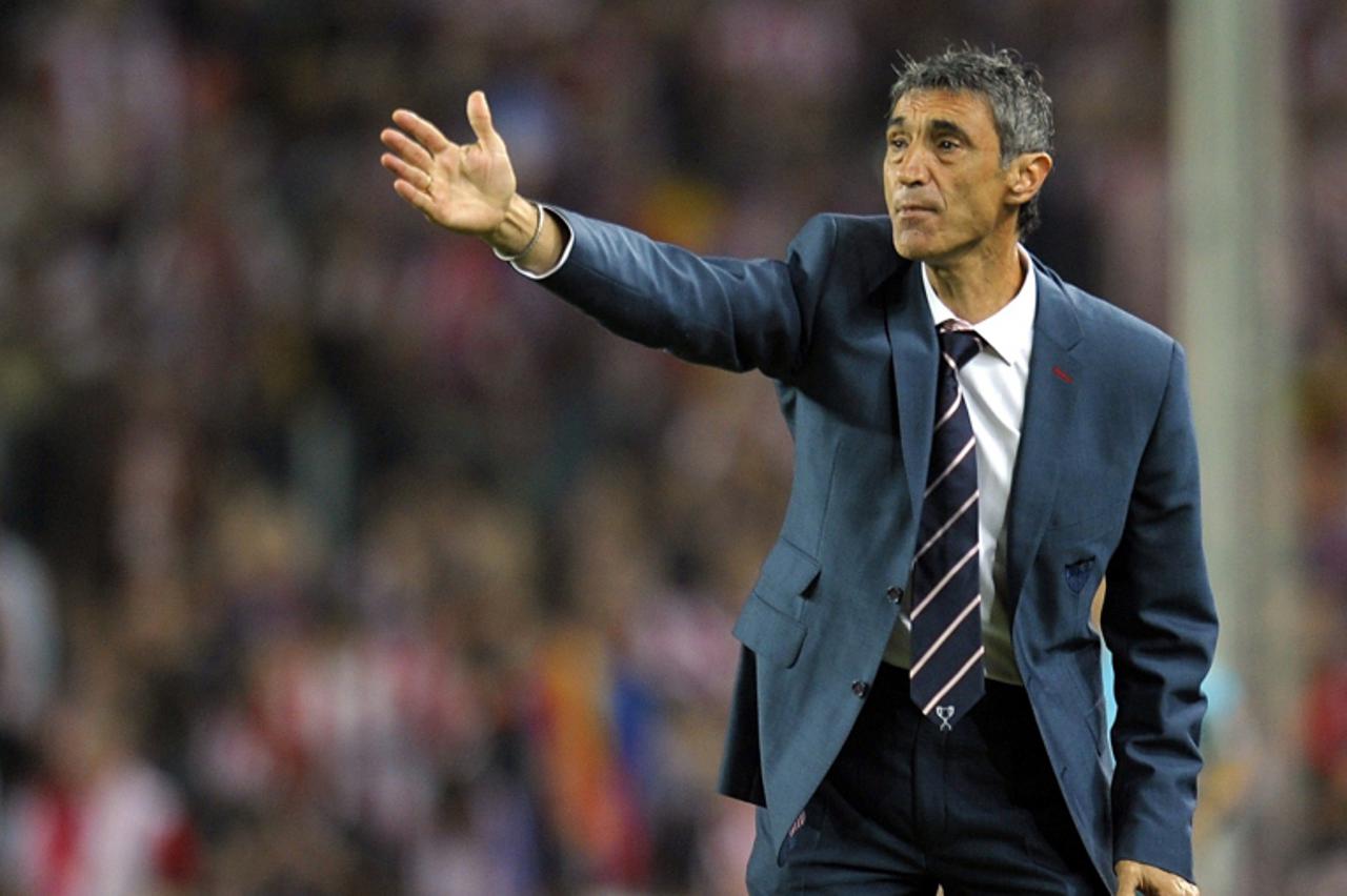 'Sevilla \\u0301s coach Antonio Alvarez Giraldez gives instructions to his players during the King\\u0092s Cup final match Sevilla against Atletico Madrid at the Camp Nou stadium in Barcelona on May 1