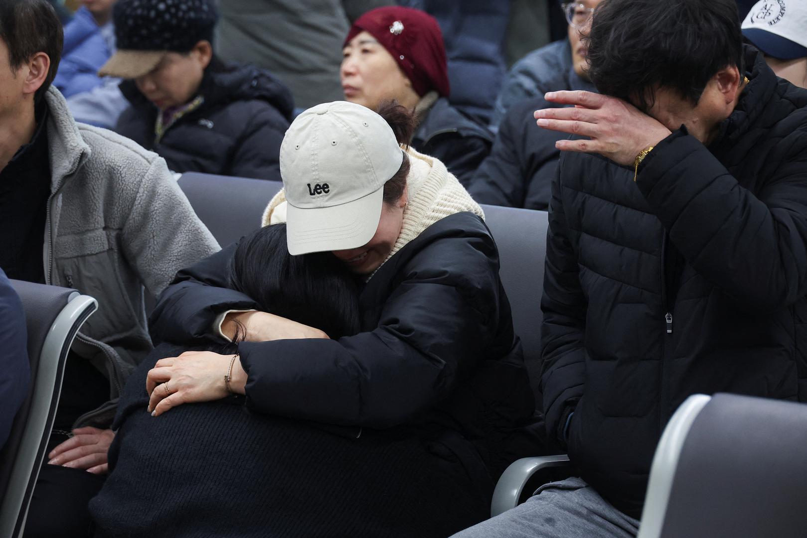 Relatives of passengers of the aircraft that crashed after it went off the runway, react at Muan International Airport, in Muan, South Korea, December 29, 2024. REUTERS/Kim Hong-Ji Photo: KIM HONG-JI/REUTERS