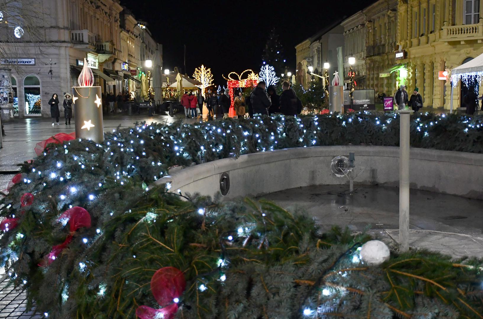 Iako se Zagreb kao glavni grad i dalje ističe svojim bogatim adventskim programom, božićni se duh može osjetiti i u ostalim hrvatskim gradovima: Splitu, Rijeci, Osijeku, Zadru, Varaždinu, Čakovcu, Samoboru, Slavonskom Brodu... 