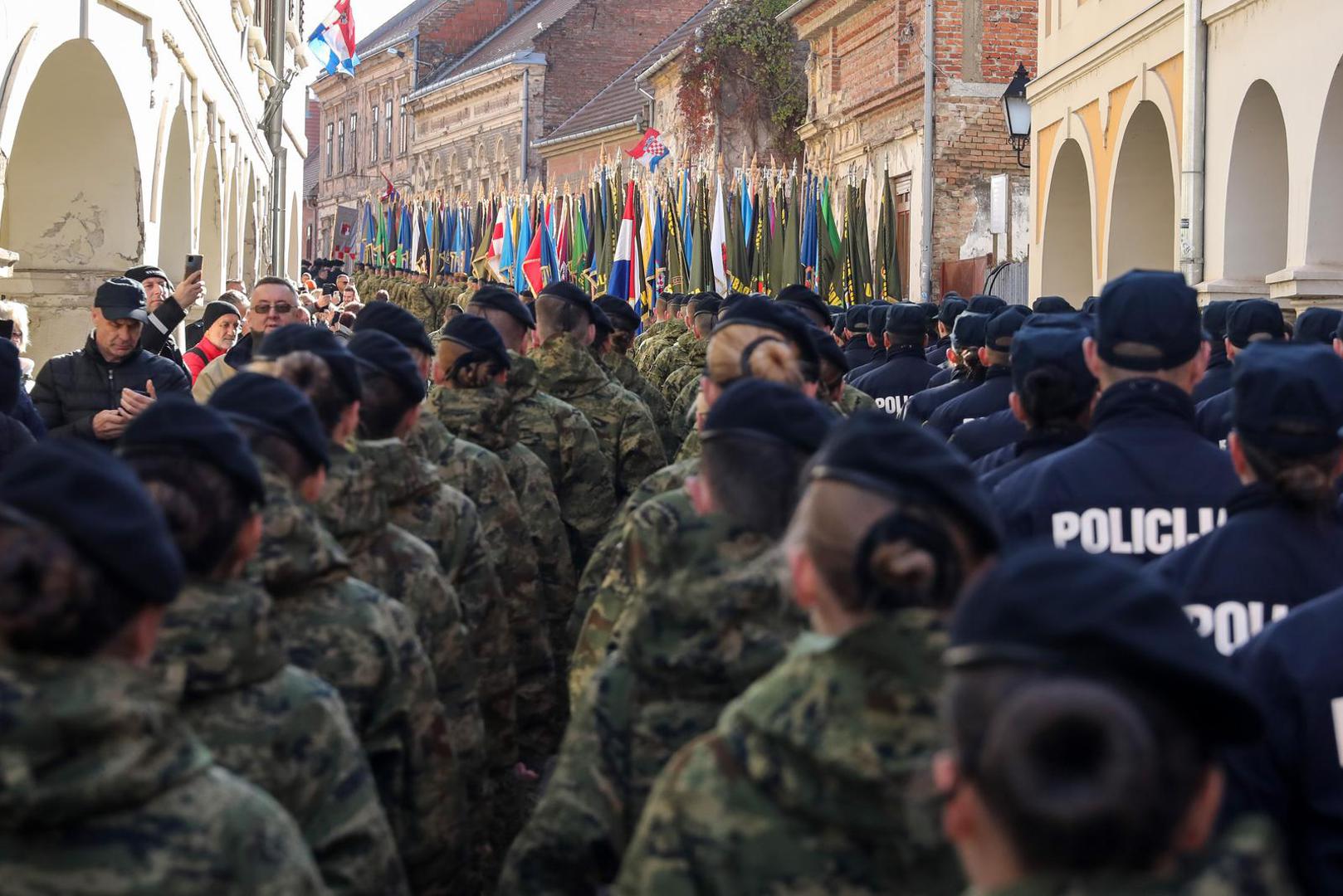 18.11.2023. Vukovar - Pod geslom "Vukovar - moj izbor i u dobru i u zlu" u Vukovaru se obiljezava 32. godisnjica vukovarske tragedije i stradanja u Domovinskom ratu. Kolona sjecanja koju predvode hrvatski branitelji Vukovara zajedno s clanovima obitelji poginulih, nestalih, ubijenih, nasilno odvedenih i umrlih hrvatskih branitelja Vukovara na celu s pripadnicima Hrvatskih obrambenih snaga koji su branili Vukovar. Photo: Emica Elvedji/PIXSELL