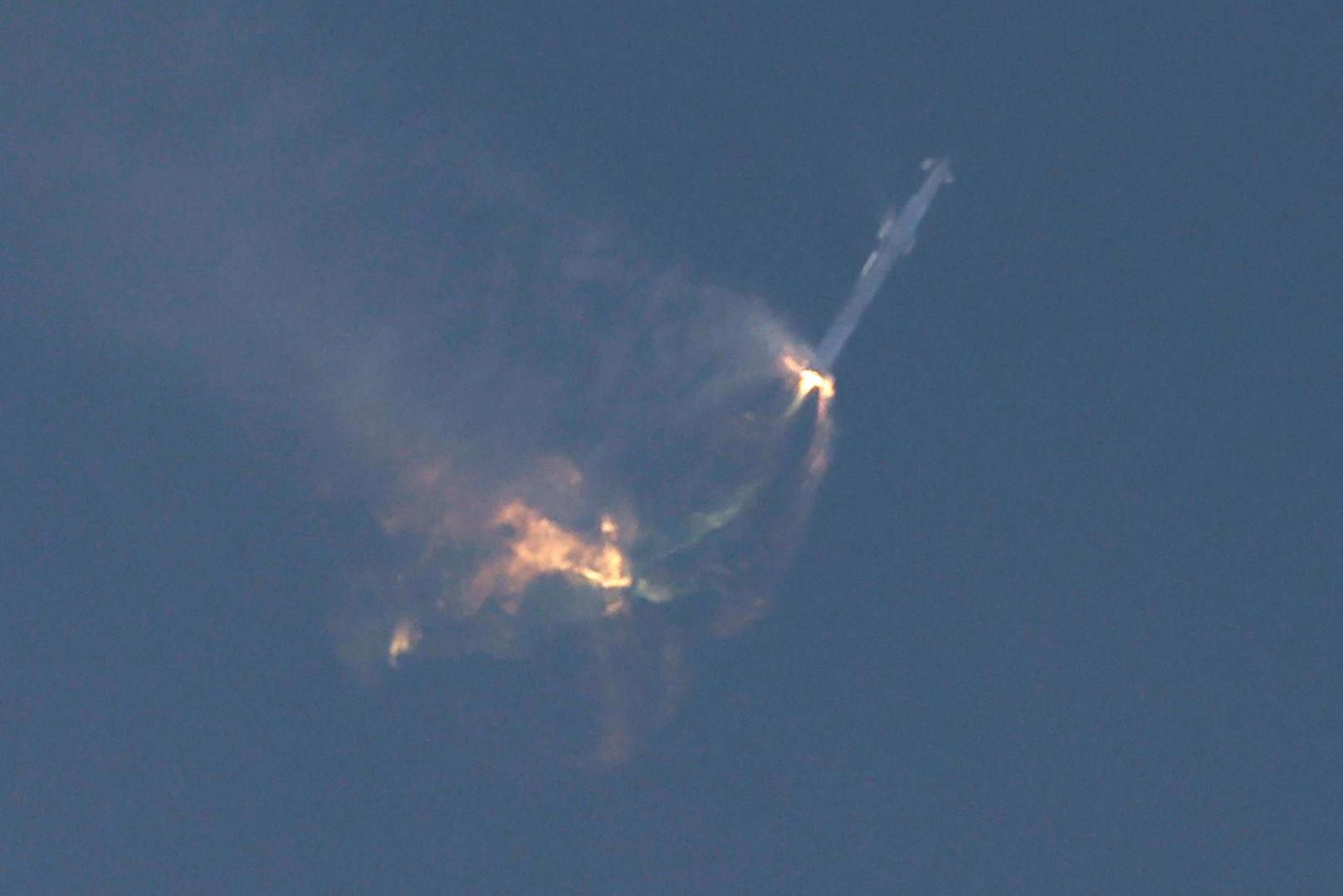 SpaceX's next-generation Starship spacecraft, atop its powerful Super Heavy rocket, twists before exploding after its launch from the company's Boca Chica launchpad on a brief uncrewed test flight near Brownsville, Texas, U.S. April 20, 2023. REUTERS/Joe Skipper Photo: JOE SKIPPER/REUTERS