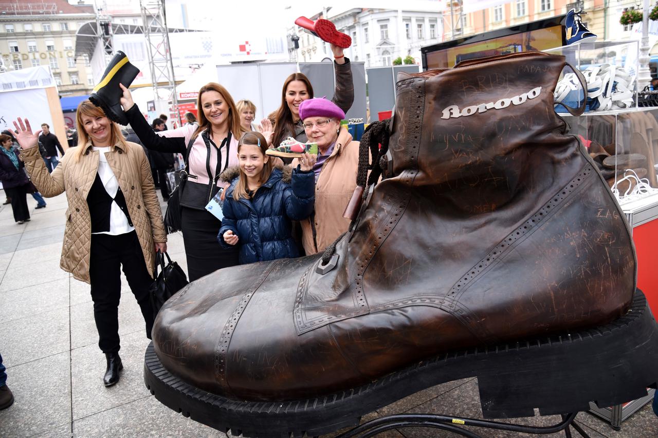 21.10.2015., Zagreb - Akcija Kupujmo hrvatsko na Trgu bana Jelacica u organizaciji Hrvatske gospodarske komore. Borovo.  Photo: Marko Lukunic/PIXSELL