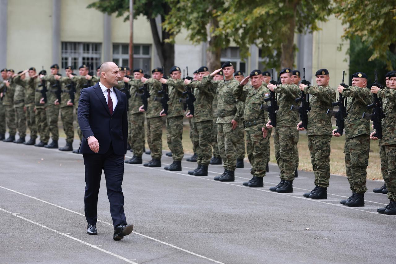 Ministar Anušić u radnom posjetu pripadnicima HV-a u vojarni "132. brigade HV" u Našicama