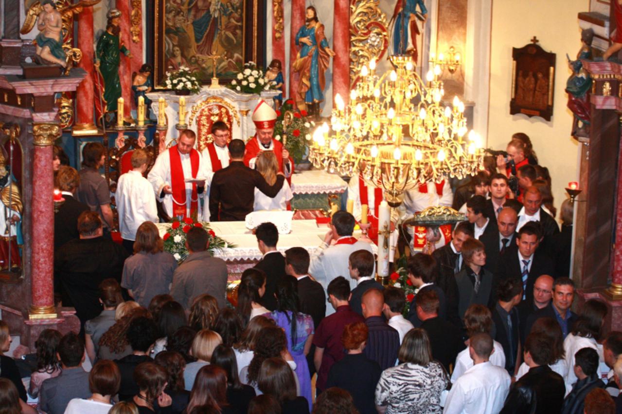 \'03.05.2010., Koprivnica, Hrvatska - Sveta krizma u crkvi Mocile krizmanike krizmao biskup Josip MrzljakPhoto: Marijan Susenj/PIXSELL\'