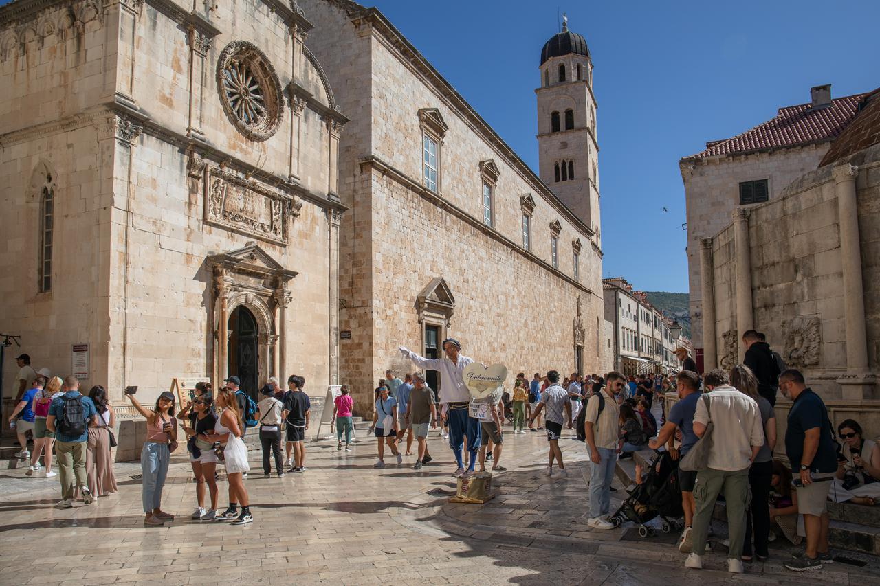 Iako je početak listopada Dubrovnik i dalje vrvi turistima