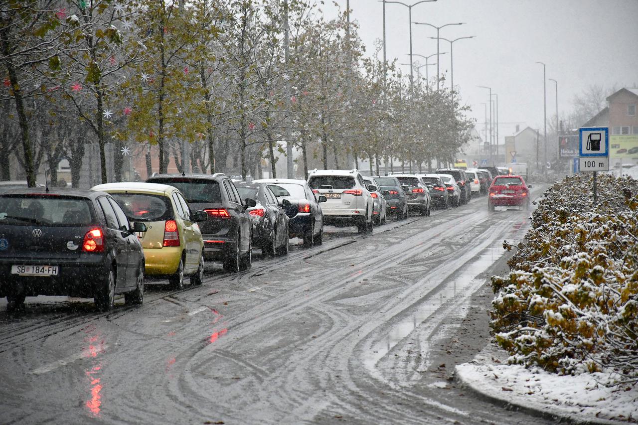 Slavonski Brod: Gusti snijeg stvara probleme i zastoje u prometu