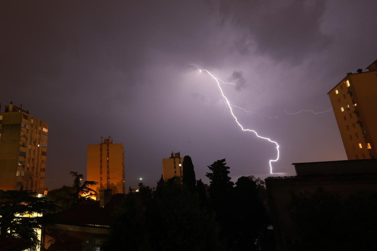 Rijeka: Munje na nebu iznad grada