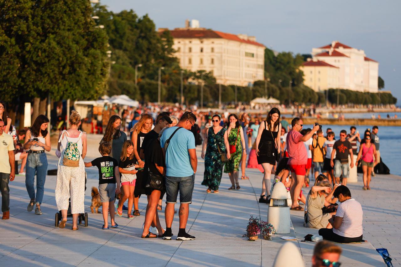 Turisti preplavili zadarsku rivu