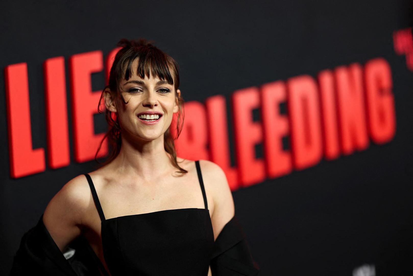 Krisen je privukla poglede na premijeri filma "Love Lies Bleeding" na Beverly Hillsu. Glumica je za ovu prigodu izabrala samo najlonke i crni bodi koji je istaknuo njezinu figuru. 