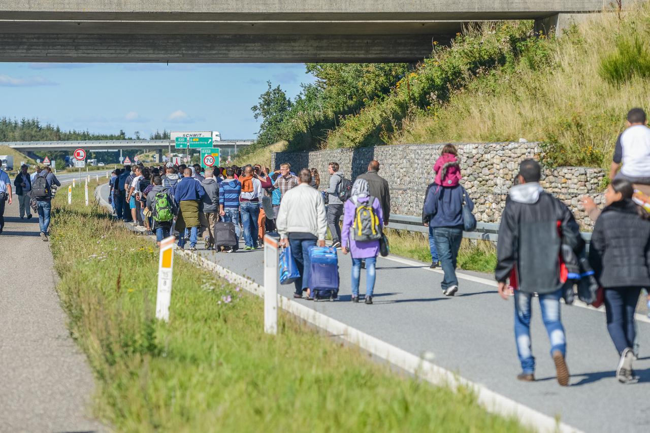 Danska: Emigranti pješice po autocesti krenuli za Švedsku