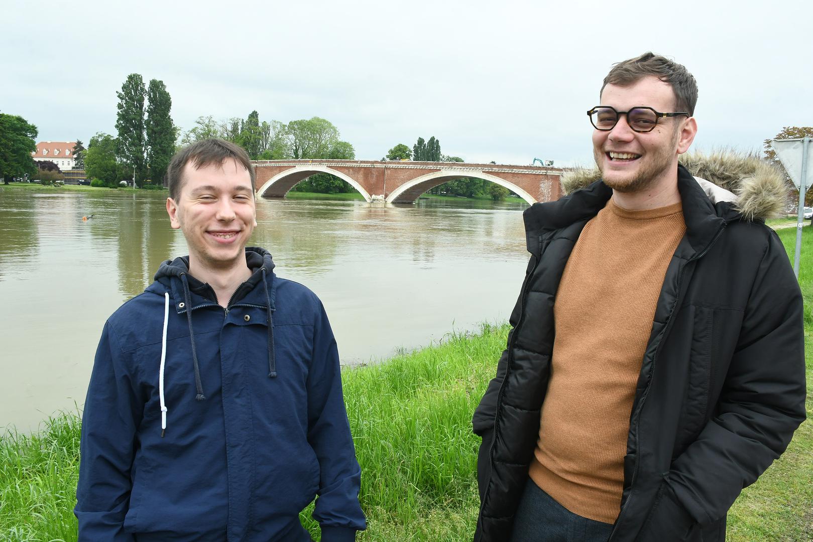 LUKA TOMAŠEVIĆ I MATIJA HOLJEVAC predstavnici su Sisačko-moslavačke županije u projetku
Moja.hr, a u svome će jednominutnom filmu napraviti odmak od uvriježene pomisli na ruševine,
obnovu i poplavu kad se spomene Sisak:
– Mi ćemo biti drukčiji – kaže Matija.