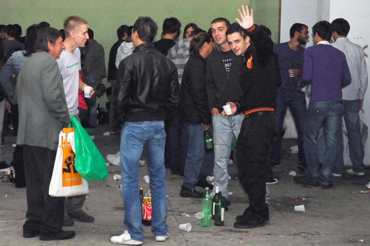 '17.01.2011., Sisak - Prema podacima Savjetovalista za mlade potrosnja alkoholnih pica medju mladimau porastu je.(ARHIVA) - ZAMUTITI LICA,MALOLJETNICI! Photo:Nikola Cutuk/PIXSELL'