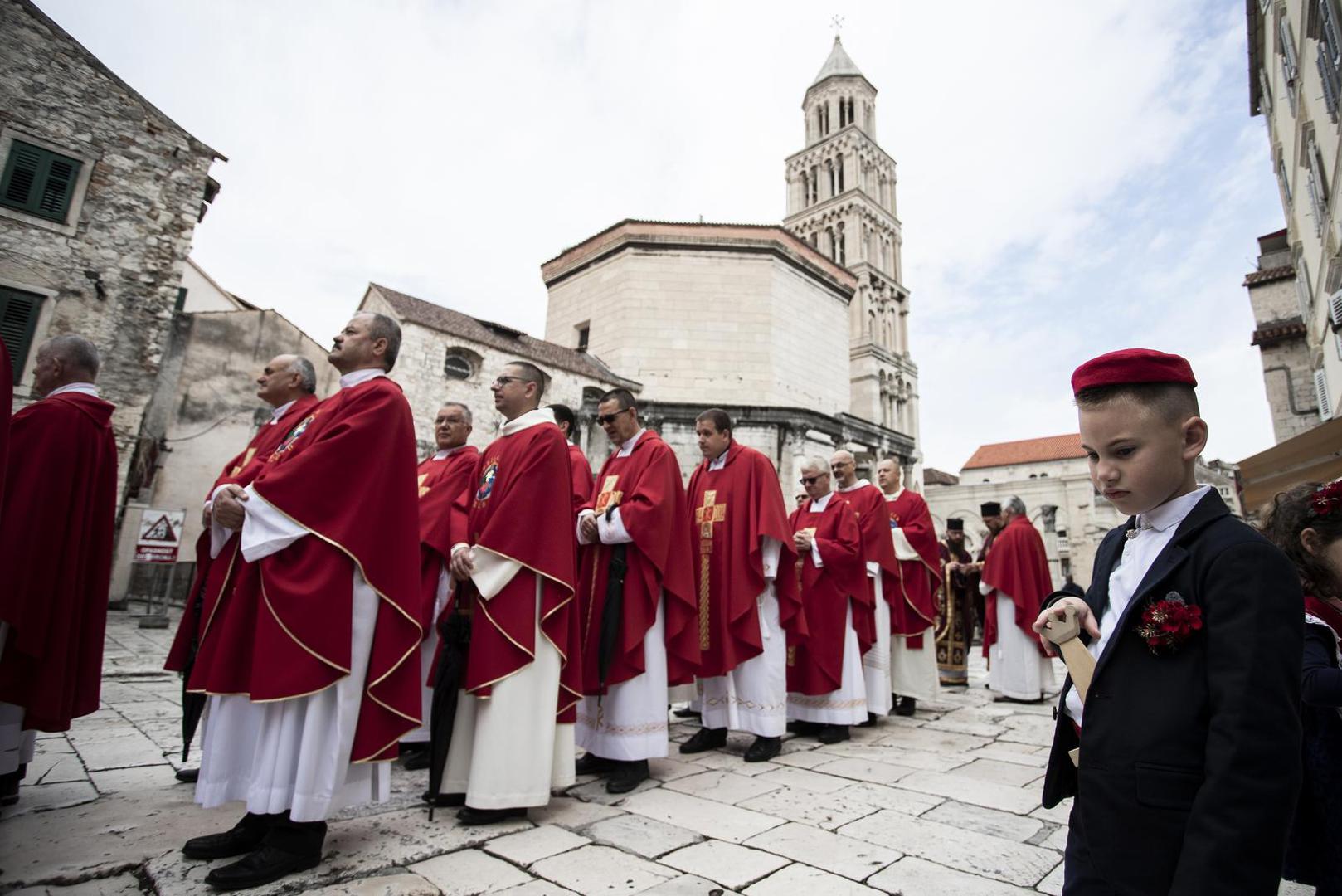 07.05.2022., Split - Na svetkovinu nebeskog zastitnika Splitsko-makarske nadbiskupije i grada Splita sv. Dujma, odrzala se tradicionalna procesija od Katedrale do prigodnog oltara na splitskoj Rivi. Na proslavi su kao izaslanici predsjednika Vlade RH sudjelovali ministrica kulture i medija Nina Obuljen Korzinek, te ministar gospodarstva i odrzivog razvoja Davor Filipovic.
   Photo: Milan Sabic/PIXSELL