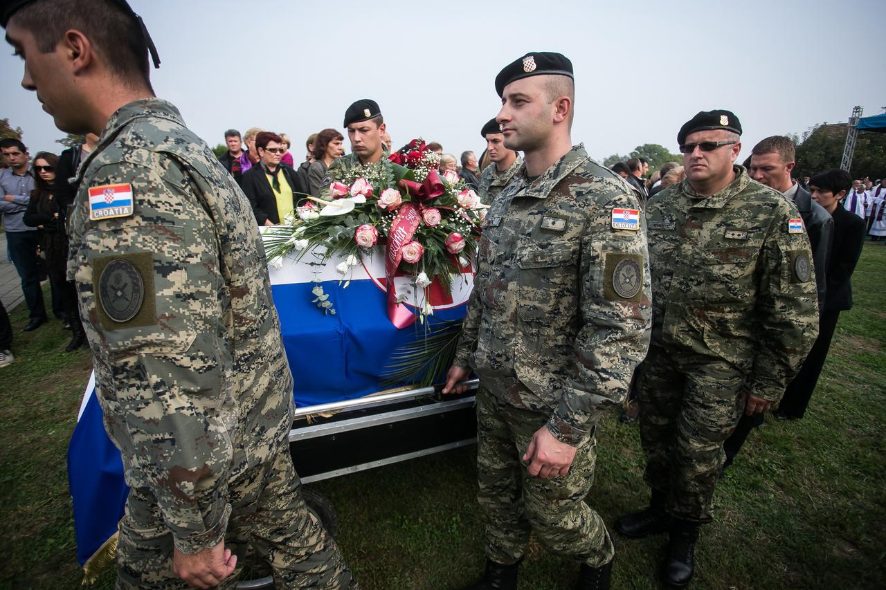 14.10.2013., Sotin - Zajednicki ispracaj i pokop posmrtnih ostataka cetiri hrvatska branitelja i sedmero civilnih zrtava ekshumiranih u travnju 2013. iz masovne grobnice u Sotinu. 