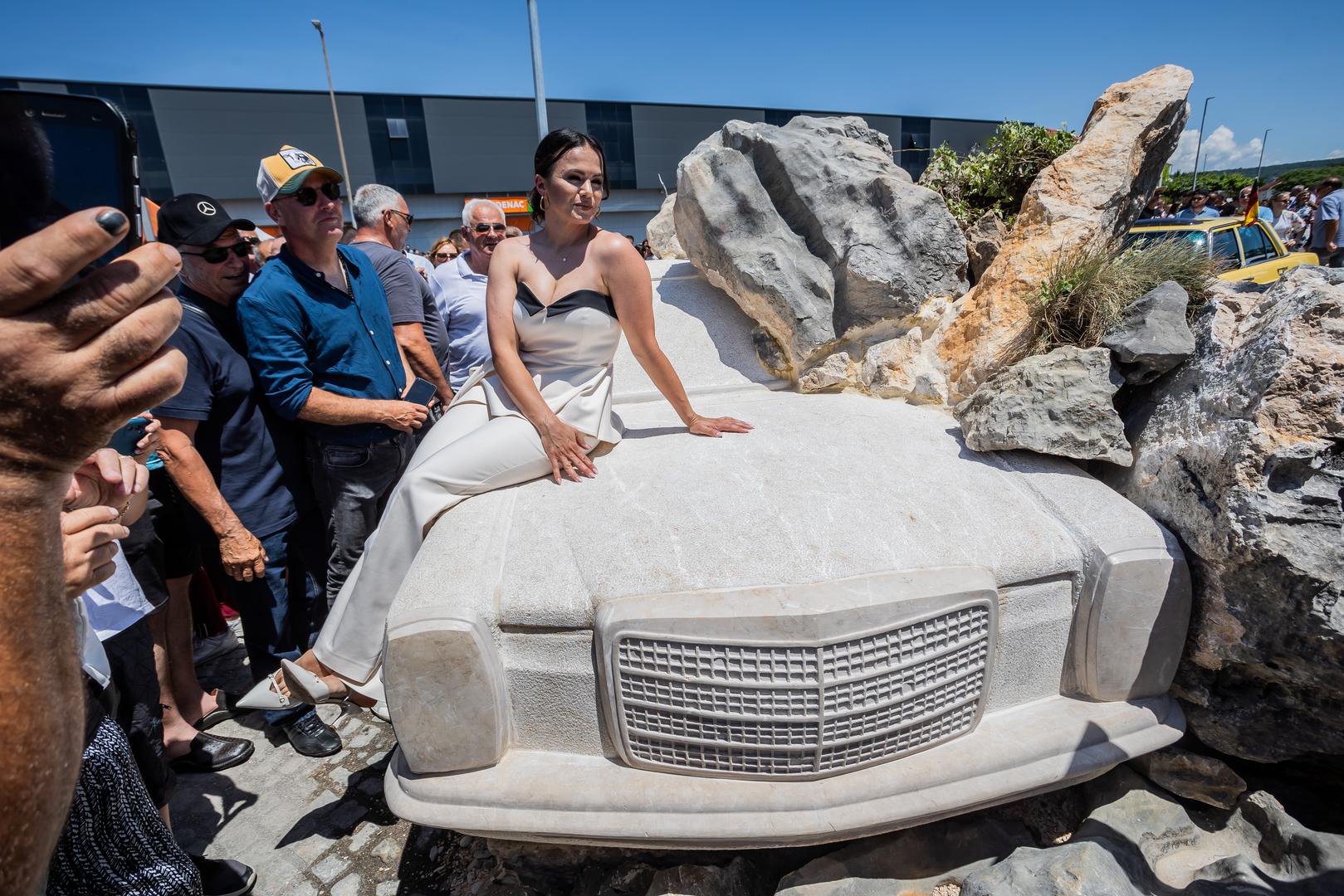 Kameni Mercedes težak više od 30 tona krasit će mjesto zloglasno po broju iseljenika.