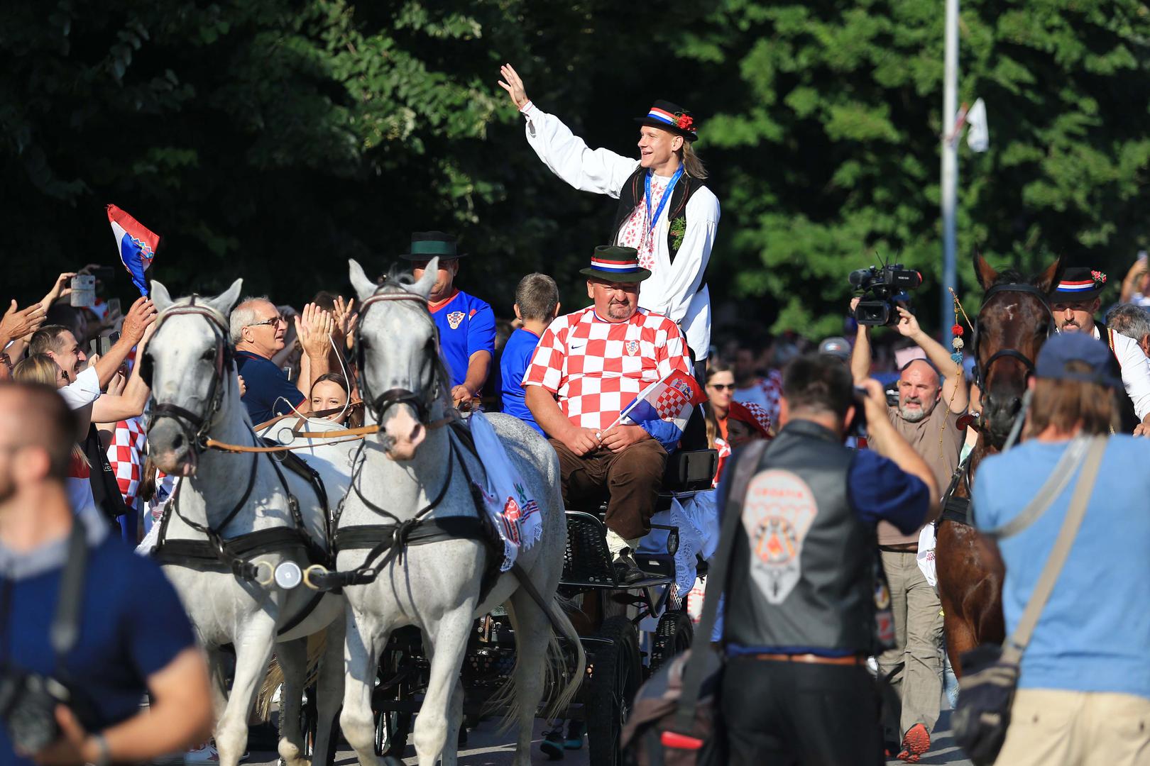 Domagoju Vidi pripremili su feštu u Donjem Miholjcu