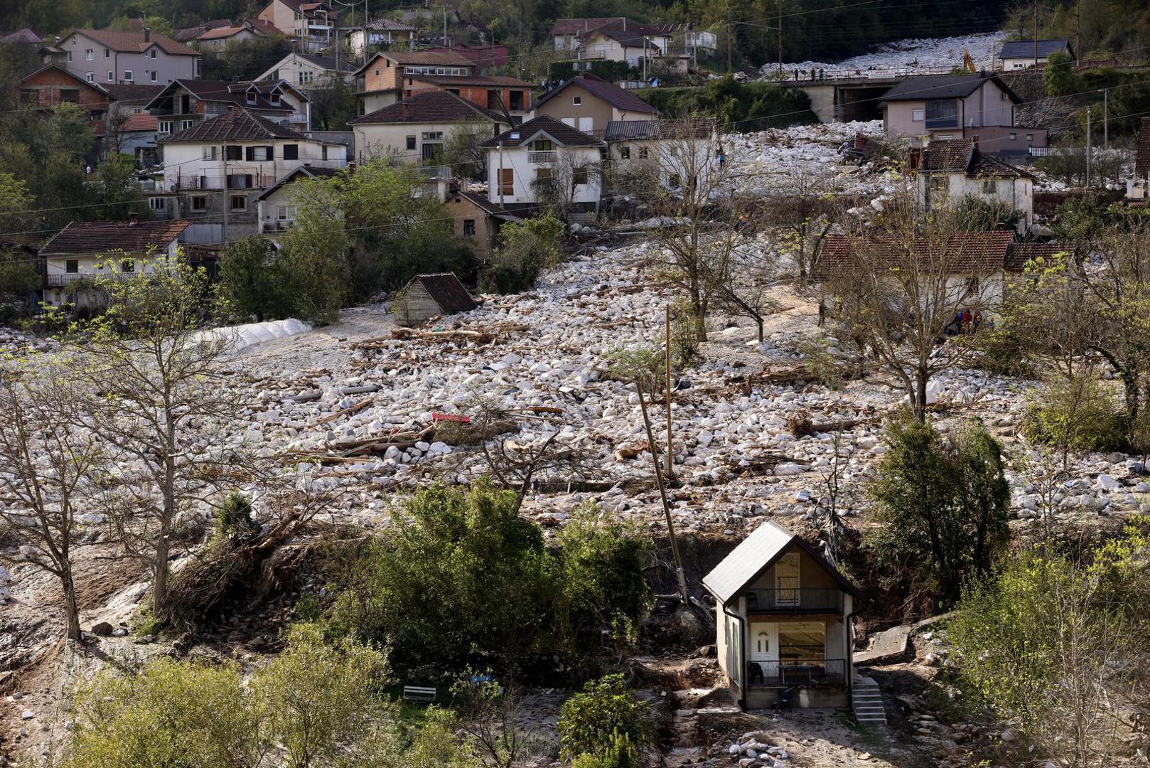 04.10.2024., Donja Jablanica, Bosna i Hercegovina - Pripadnici Civilne zastite pretrazuju podrucje u selu Donja Jablanica gdje je kliziste unistilo oko 15 kuca. Photo: Armin Durgut/PIXSELL