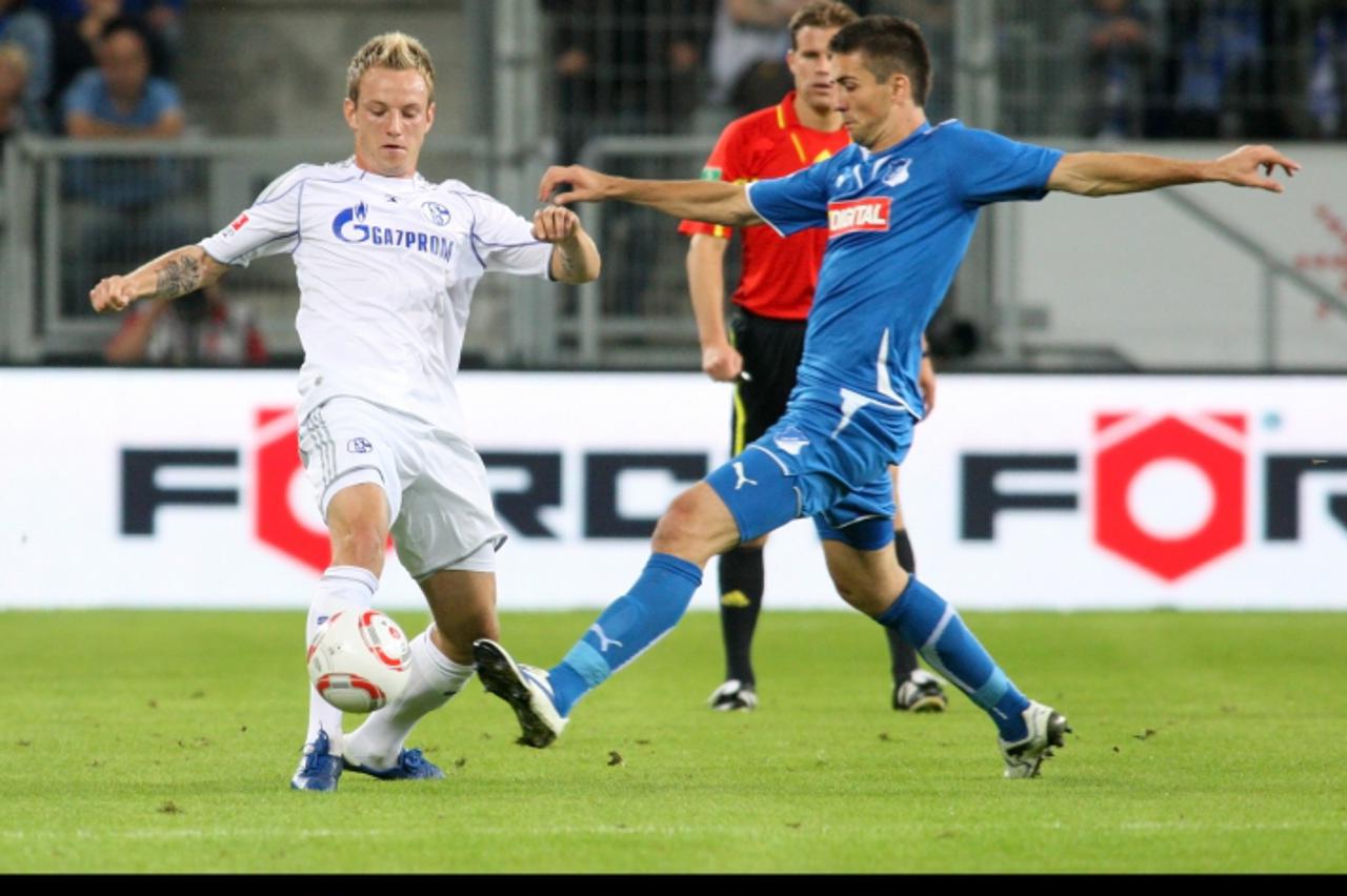 'Ivan RAKITIC (10, Schalke 04) gegen Vedad IBISEVIC (19, 1899 Hoffenheim) Sinsheim, 10.09.2010, 1.Fussball Bundesliga, Saison 10/11, TSG 1899 Hoffenheim - FC Schalke 04, Foto: APF  Veroeffentlichung n