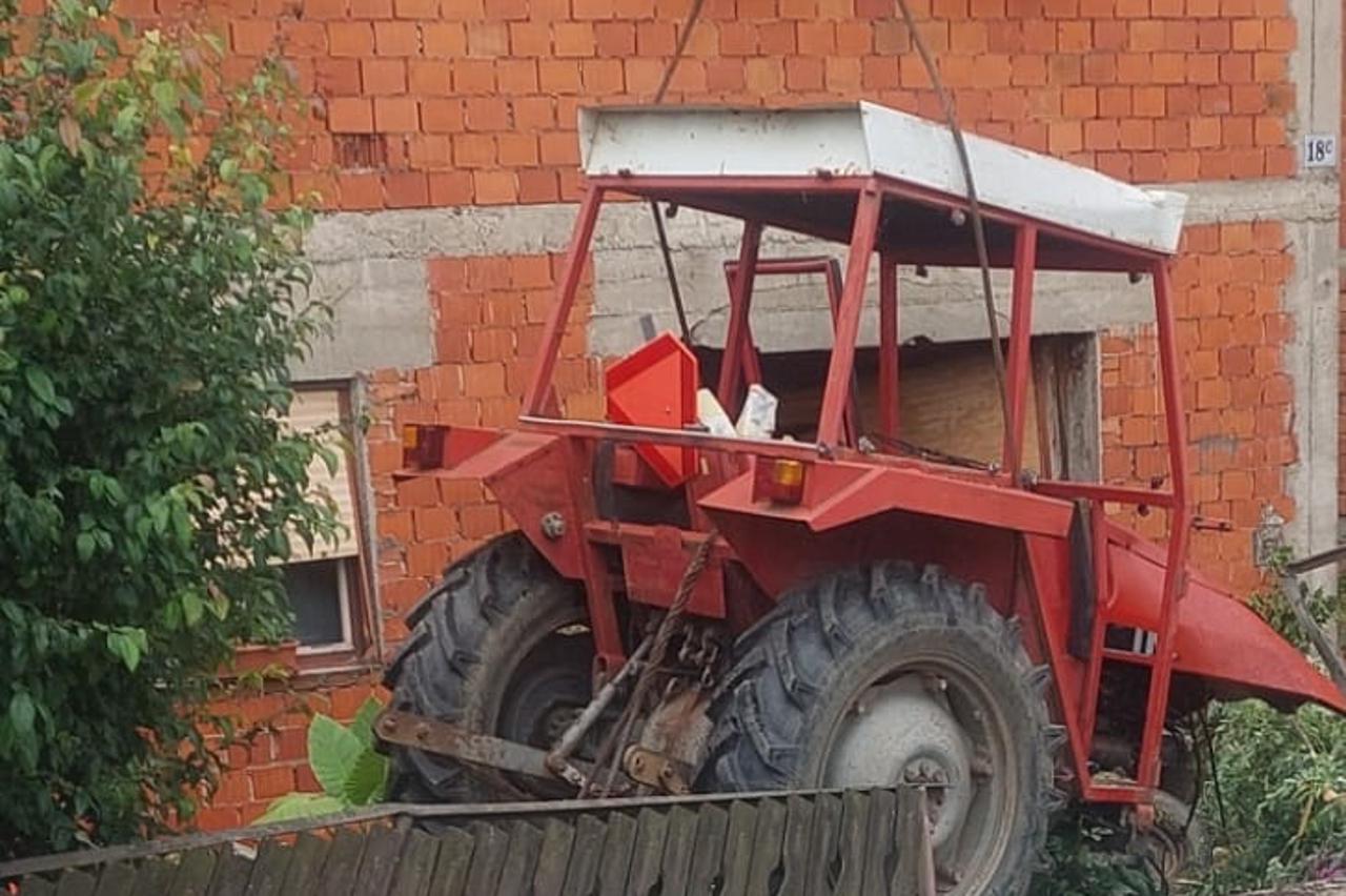 Traktorom se zabio u kuću