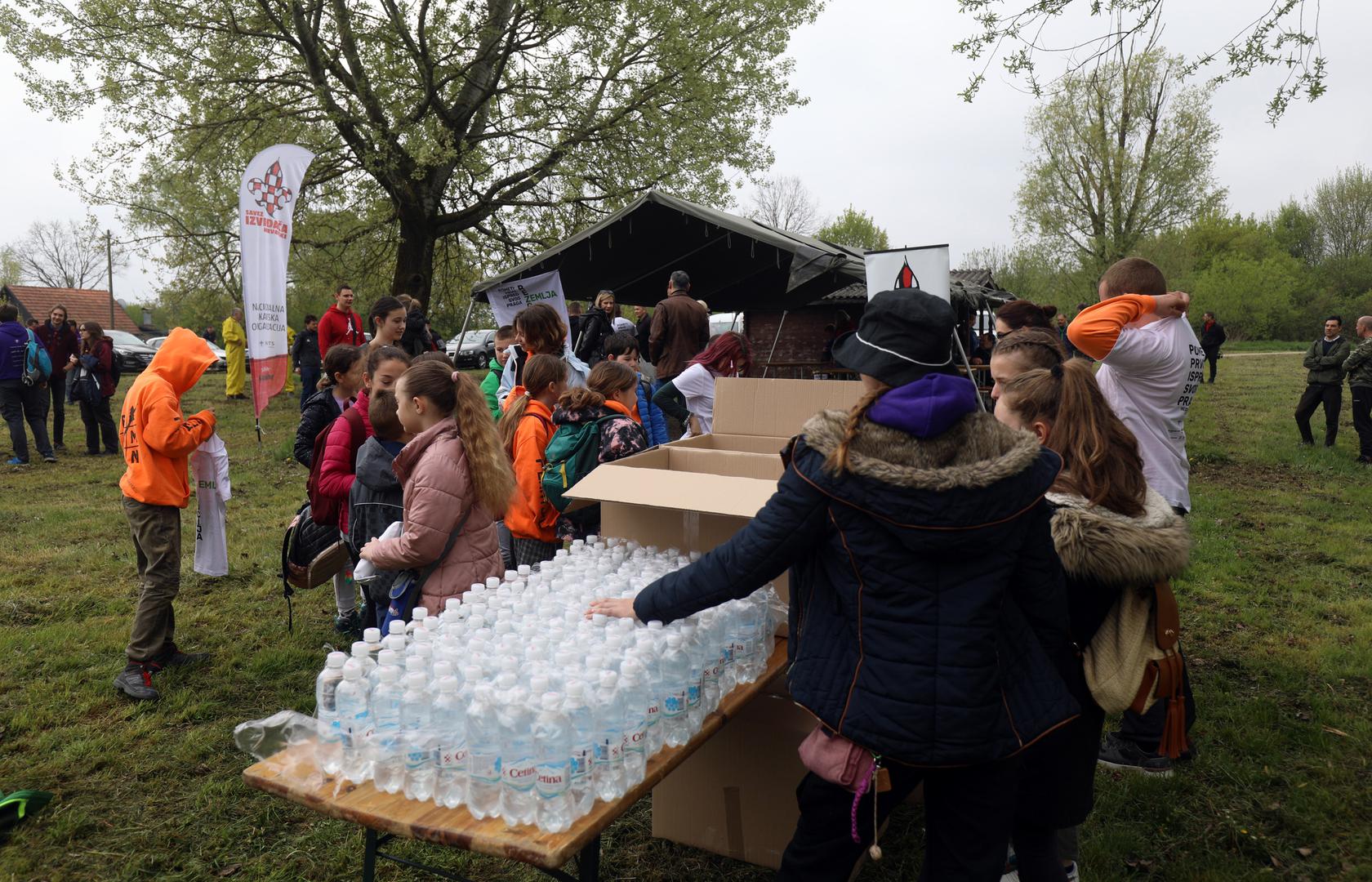 23.04.2022. Velika Gorica - Centralna akcija ciscenja  Vecernjeg lista na jezeru Vukovina u sklopu projekta Rezolucija Zemlja  Photo: Davor Puklavec/PIXSELL