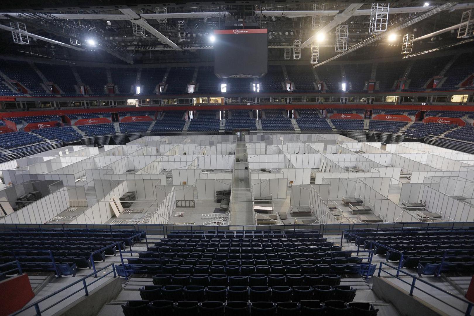 06, July, 2020, Belgrade - The Ministry of Health and the Army of the Republic of Serbia are setting up military beds in the Stark Arena to form a temporary covid hospital for people who have mild symptoms of the coronavirus. Photo: Antonio Ahel/ATAImages/PIXSELL

06, jul,2020, Beograd - Ministarstvo zdravlja i Vojska Republike Srbije namestaju vojne krevete u Stark areni za formiranje privremene kovid bolnice za ljude koji imaju blaze simtome korona virusa. Photo: Antonio Ahel/ATAImages/PIXSELL