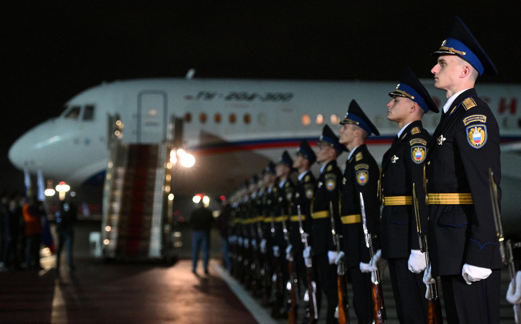 Russia's honour guards line up before a ceremony to welcome Russian nationals, who were released in a prisoner exchange between Russia with Western countries, at Vnukovo International Airport in Moscow, Russia August 1, 2024. Sputnik/Kirill Zykov/Pool via REUTERS ATTENTION EDITORS - THIS IMAGE WAS PROVIDED BY A THIRD PARTY. Photo: KIRILL ZYKOV/REUTERS