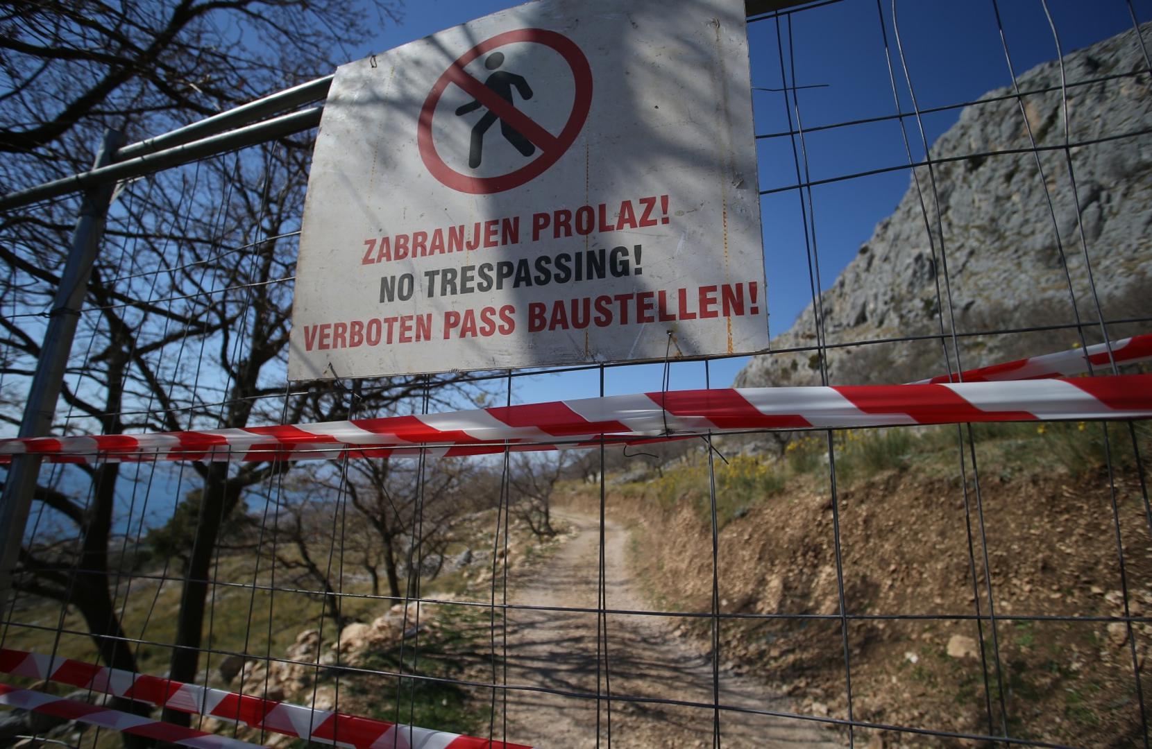 04.04.2020., Split - Zatvoren zaobilazni makadamski put izmedju Krila i Gornje Podstrane koji su pojedincki koristili kao alternativu nakon uvodjenja kontrolnog punkta u Mutograsu na cesti izmedju Omisa i Splita koji je postavljen u svrhu smanjenja opasnosti od sirenja koronavirusa. Photo: Ivo Cagalj/PIXSELL