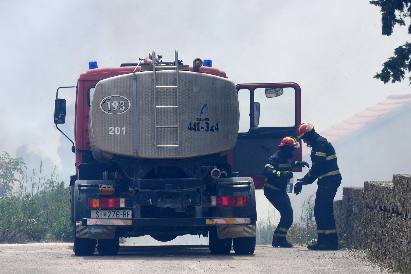 13.07.2023.,Sibenik - U gašenju požara otvorenog prostora koji je izbio na lokaciji Grebaštica u Šibensko-kninskoj županiji, trenutno sudjeluje 79 vatrogasaca sa 28 vatrogasnih vozila, Intervencijska vatrogasna postrojba Šibenik, 3 protupožarna zrakoplova Canadair CL-415, 2 protupožarna zrakoplova Air Tractor. Photo: Hrvoje Jelavic/PIXSELL