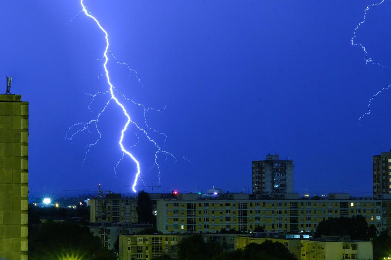 Oluja praćena munjama zahvatila područje Zagreba
