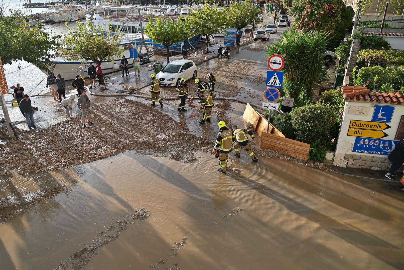 05.10.2024., Podgora - Jako nevrijeme gdje je palo do 140 litara kise po cetvornom metru strovilo je bujice na ulicama Podgore. Photo: Matko Begovic/PIXSELL