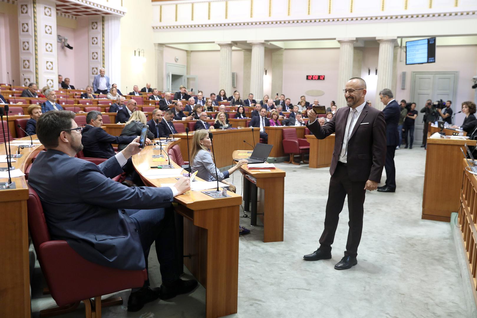 24.10.2023., Zagreb - Premijer Andrej Plenkovic dosao je u Sabor i u nastavku sjednice podnosi godisnje izvjesce Vlade Republike Hrvatske.  Zastupnici lupanjem iskazuju nezadovoljstvo. Photo: Patrik Macek/PIXSELL