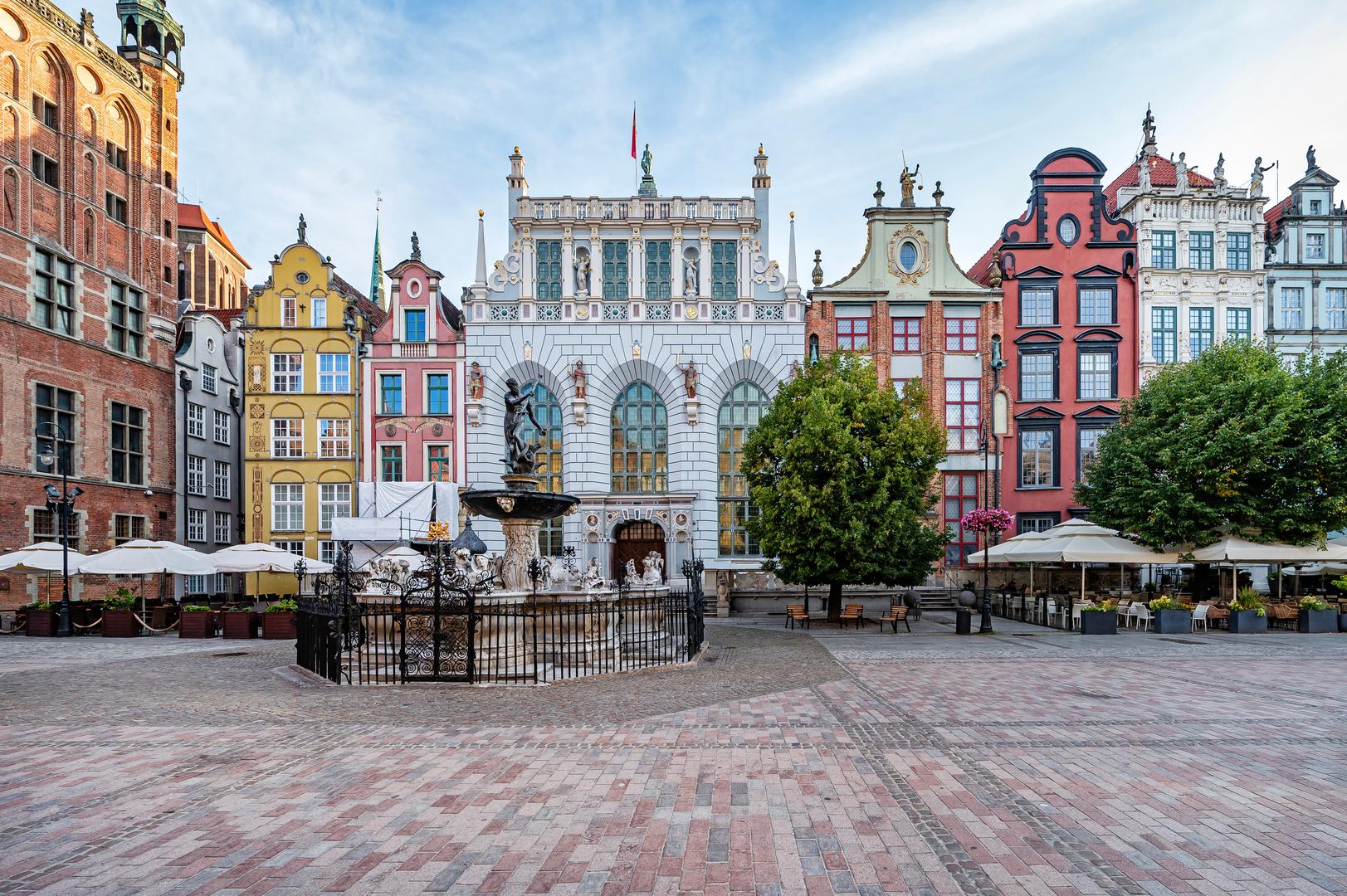 Gdanjsk, Poljska: Ovaj poljski lučki grad, smješten na baltičkoj obali zemlje, postigao je 95 posto. Najpoznatije je po svojoj veličanstvenoj arhitekturi, zelenim površinama i okolnoj prirodi - uključujući tihe plaže - i vrlo je popularno među ljubiteljima povijesti. Ako ste se željeli preseliti u Gdańsk, potencijalno biste donijeli mudru odluku jer je to jedno od najbolje ocijenjenih odredišta za doseljavanje useljenika. Najnovija studija EU-a pokazala je da je 87 posto stanovnika reklo da je grad dobro mjesto za život imigranata. To ga čini petim najvišim u Europi.